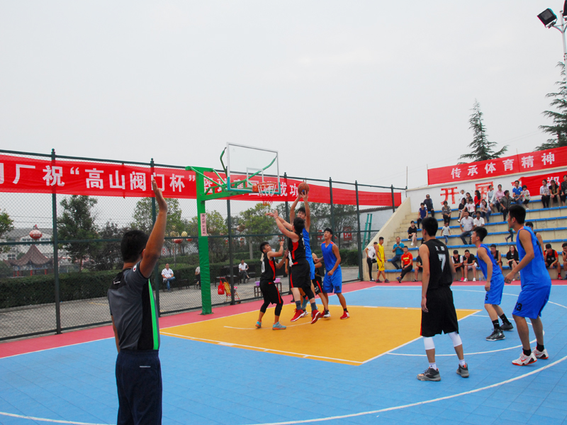 Gaoshan Valve players executing a fast break offense during the game