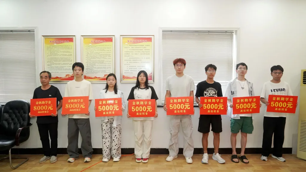 Students touring Gaoshan Valves exhibition hall history wall